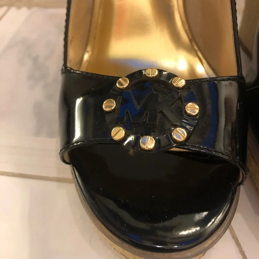 MICHAEL Michael Kors Black Patent Leather Wedge Sandals Espadrille Gold Stud 8.5